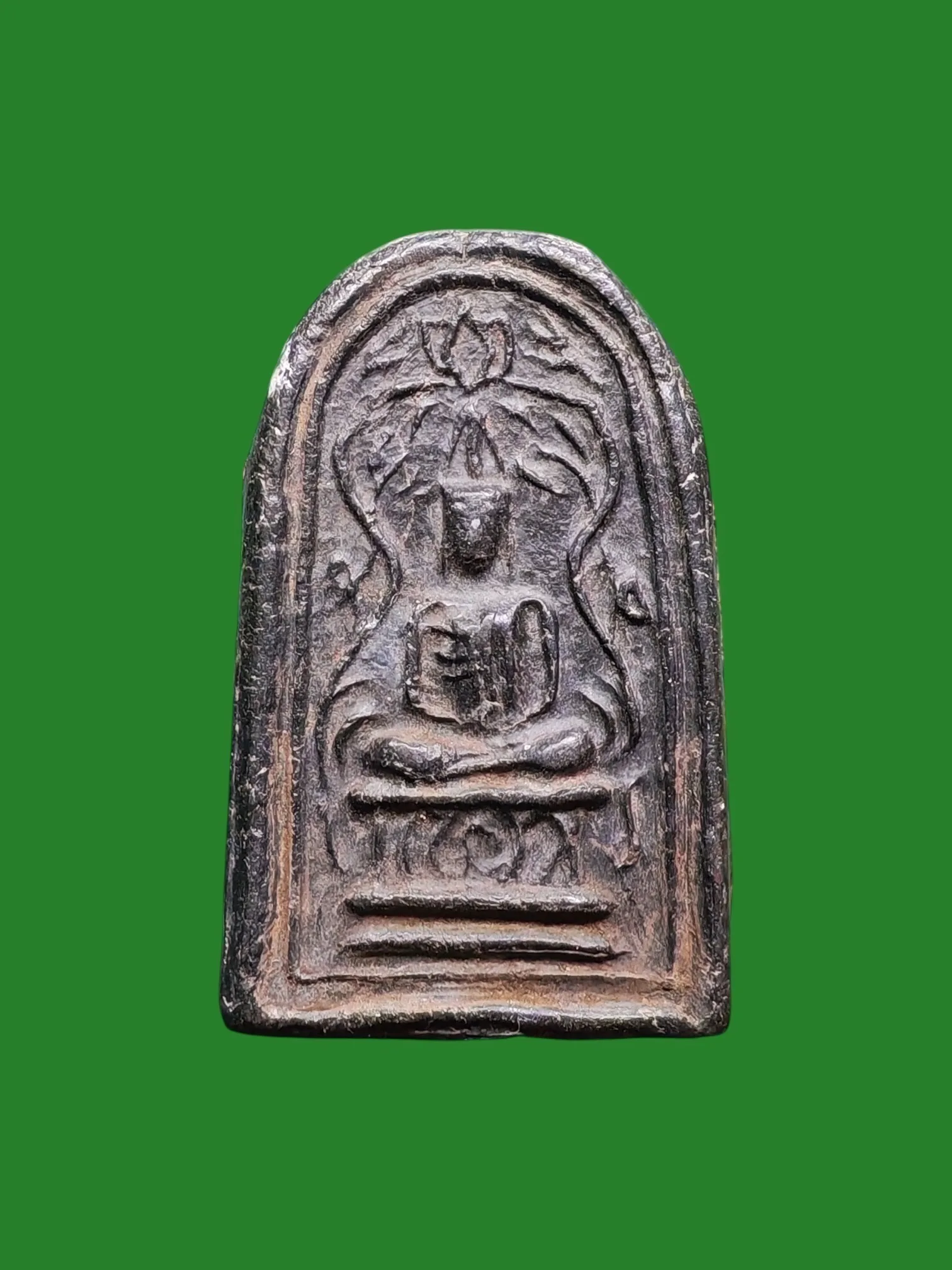 Phra Kru Wat Chana Songkhram Powder Amulet - Climbing Vine Mold Black Earth