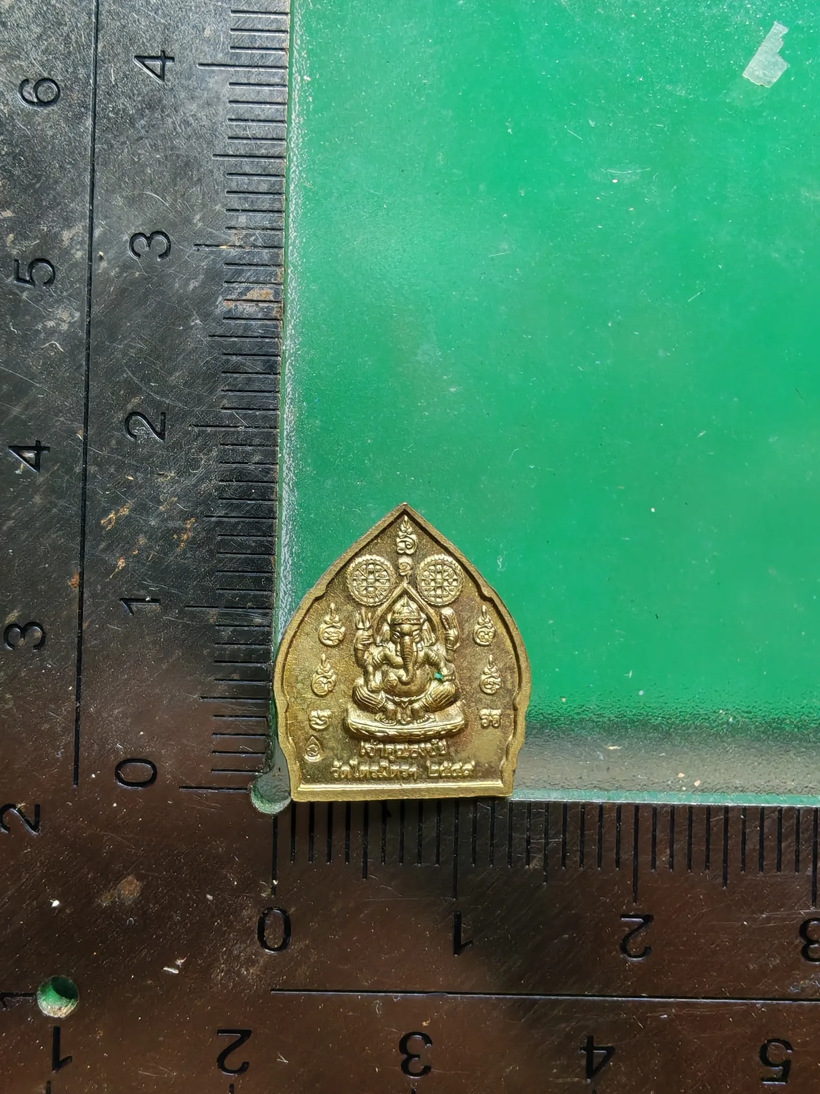 Phra Naka Prok Suriyanchandara with Phra Phikhanesop Reverse by Luang Pho Thongchai, Wat Trimit B.E. 2549 Small Amulet — รูปที่ 3